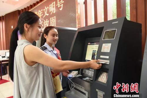 資料圖：納稅人辦理業(yè)務(wù)。<a target='_blank' href='http://www.chinanews.com/'>中新社</a>記者 鐘欣 攝