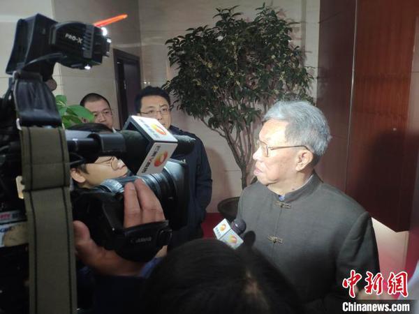 王蒙接受媒體采訪?！⊥蹶魂?攝