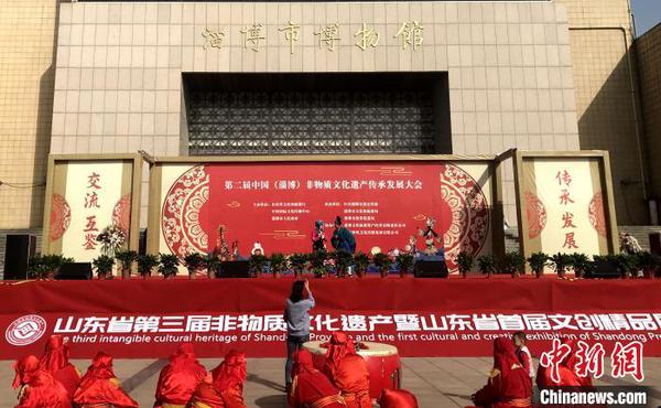 本屆非遺大會(huì)以“山東省第三屆非物質(zhì)文化遺產(chǎn)暨山東省首屆文創(chuàng)精品展”為亮點(diǎn)。　張鈺 攝