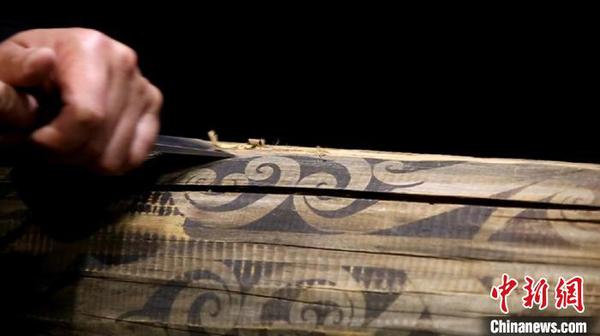 “TukuIho生生不息”毛利文化展上，毛利木匠雕刻木雕?！〗饤?攝