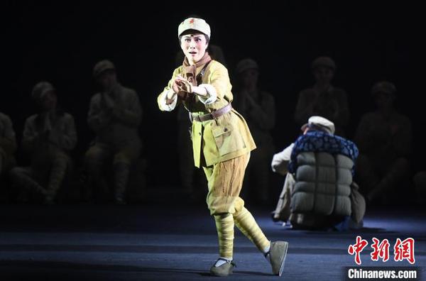 一級演員、中國文化藝術政府獎文華表演獎獲得者、中國戲劇梅花獎得主周虹在劇中飾演陳大蔓。　記者劉可耕 攝