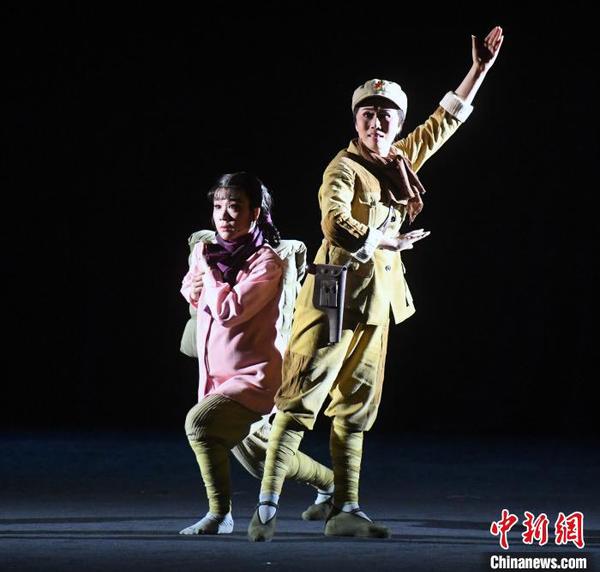 閩劇《生命》由一級演員、中國文化藝術政府獎文華表演獎獲得者、中國戲劇梅花獎得主周虹(右)和一級演員、中國戲劇梅花獎得主陳瓊(左)領銜主演?！∮浾邉⒖筛?攝