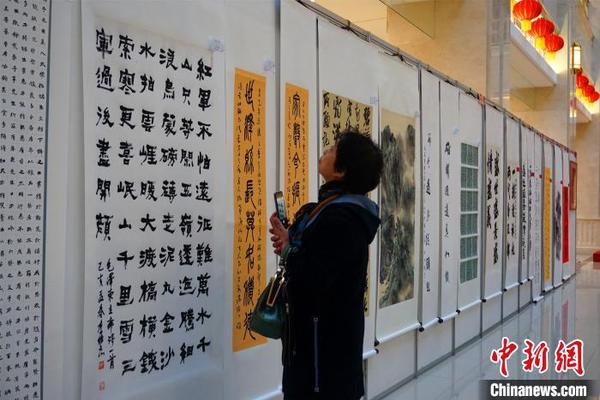 觀眾在欣賞參展作品。　李晛 攝