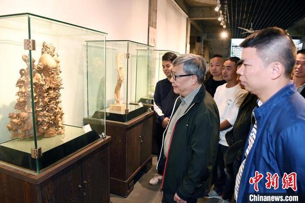此次展覽共展出中國(guó)工藝美術(shù)大師林學(xué)善經(jīng)典作品及其徒弟作品近百件。　記者劉可耕 攝