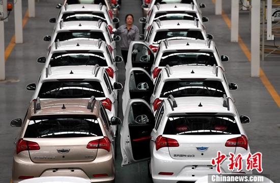 資料圖為福建省永安市，工作人員在中科動(dòng)力(福建)新能源汽車(chē)有限公司生產(chǎn)線(xiàn)上工作。<a target='_blank' href='http://www.chinanews.com/'>中新社</a>記者 張斌 攝