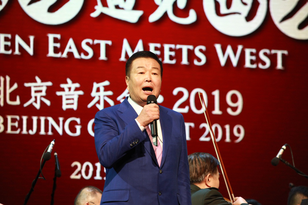 4 全國政協(xié)委員、華彬集團(tuán)董事長嚴(yán)彬現(xiàn)場(chǎng)演唱《胸有朝陽》