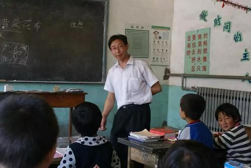 △希望工程救助的首批學(xué)生之一張勝利，師范畢業(yè)后義無反顧回鄉(xiāng)任教