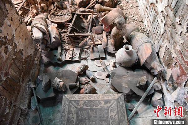 圖為墓葬甬道隨葬品?！「拭C省文物考古研究所供圖 攝