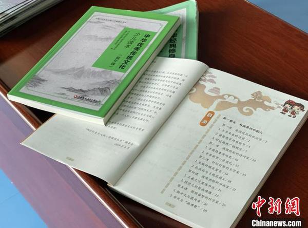 讀本內(nèi)容圖文并茂，當(dāng)?shù)亟逃块T希望以這種新形式的閱讀來擴(kuò)展和補(bǔ)充學(xué)校教學(xué)。　劉陽 攝