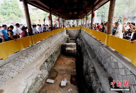 資料圖：位于福州中山大院的唐代馬球場(chǎng)遺址吸引民眾觀看。<a target='_blank' href='http://www.chinanews.com/'>中新社</a>記者 劉可耕 攝