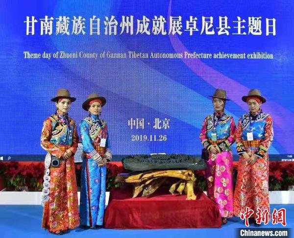 《中華民族大團(tuán)結(jié)硯》展示給觀眾。供圖