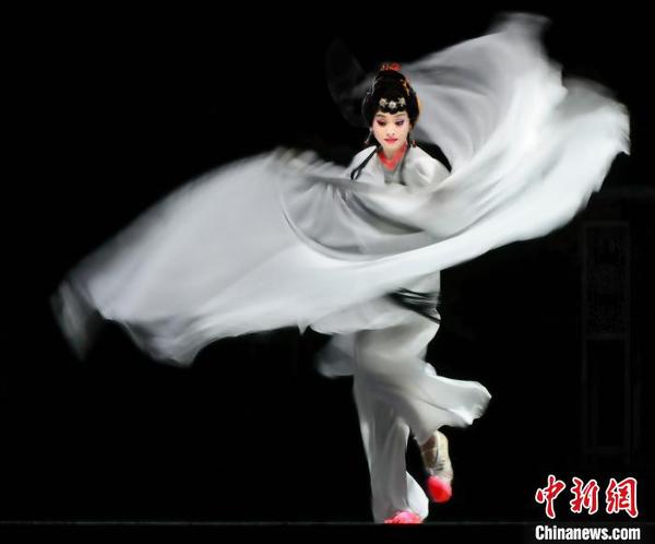 《水上燈》劇照，劉子薇憑借劇中京劇、漢劇“兩下鍋”的精彩表演贏得第二個梅花獎。武漢京劇院供圖
