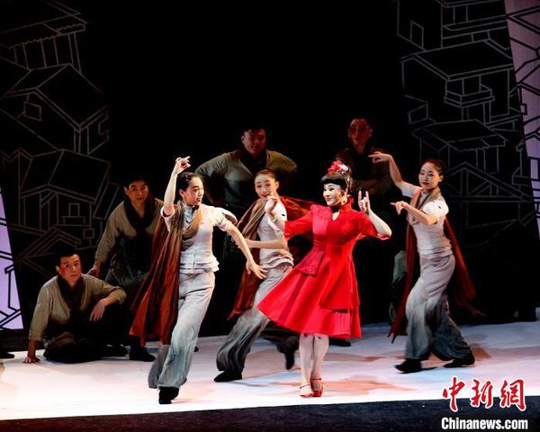 《美麗生活》劇照，該劇大膽在京劇中應(yīng)用了許多音樂劇元素。武漢京劇院供圖