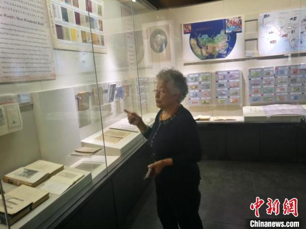 圖為馬可·波羅文獻(xiàn)館代理館長張繼霞向記者介紹該館珍藏的罕見書籍?！±類燮?攝