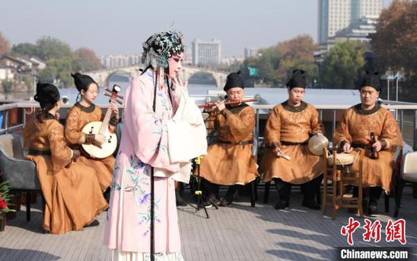浙江昆劇團國家一級演員楊崑在運河邊表演昆曲?！⌒燔?攝