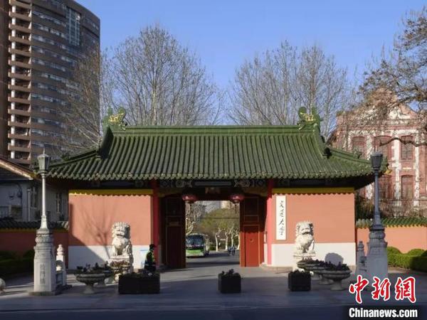 華山路校門(mén)。供圖