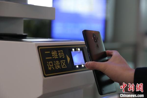圖為旅客使用客票二維碼檢票乘車?！〉詾?攝