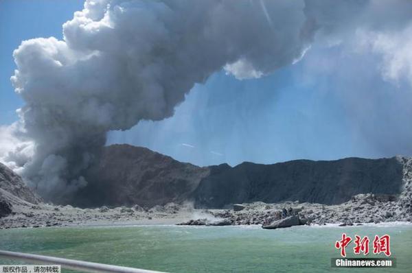 當(dāng)?shù)貢r間12月9日，新西蘭豐盛灣懷特島火山爆發(fā)，火山灰直沖云霄。