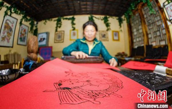 浙江傳統(tǒng)年畫(huà)“堅(jiān)守者”：一板一刷重現(xiàn)年味光澤