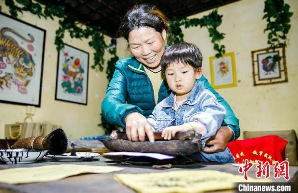 章亞紅教孩子學(xué)習(xí)制作年畫(huà) 張卉 攝