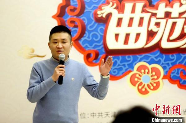 圖為西安曲藝團(tuán)有限公司總經(jīng)理苗阜致辭?！埖勒?攝