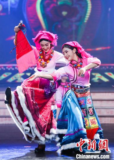 圖為安多衛(wèi)視2020藏歷金鼠新年文藝晚會(huì)《新春的頌歌》錄制現(xiàn)場。　才項(xiàng) 攝