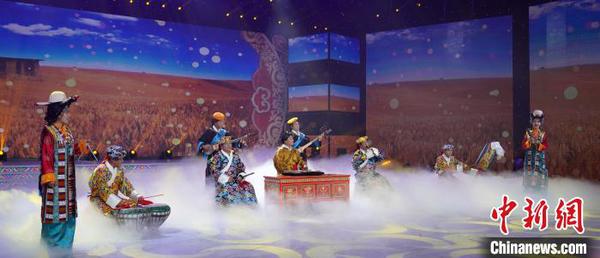 圖為安多衛(wèi)視2020藏歷金鼠新年文藝晚會(huì)《新春的頌歌》錄制現(xiàn)場?！〔彭?xiàng) 攝