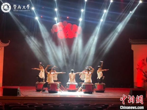 部分獲獎(jiǎng)選手、社團(tuán)、項(xiàng)目及表演嘉賓將節(jié)目帶到了頒獎(jiǎng)典禮上。暨南大學(xué)供圖