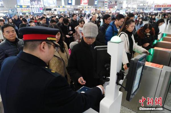 資料圖：12月12日，旅客在鐵路上海虹橋站排隊購買車票。 殷立勤 攝