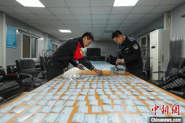 北京鐵路警方12月16日發(fā)布消息稱，一制販假火車票、假航空運輸電子客票行程單的制假窩點15日被警方搗毀。