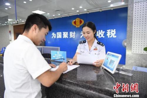 納稅人體驗(yàn)辦稅服務(wù)。浙江省稅務(wù)局供圖
