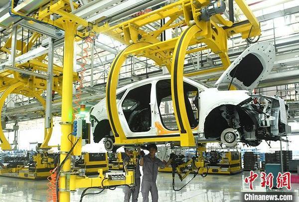 資料圖：汽車生產(chǎn)車間內(nèi)的工作人員正在組裝車輛。 <a target='_blank' href='http://www.chinanews.com/'>中新社</a>記者 陳超 攝
