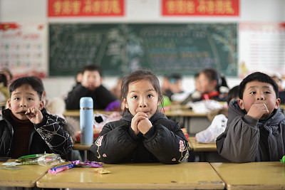 圖為安徽阜陽某學(xué)校教師中的孩子們。圖片來源：視覺中國