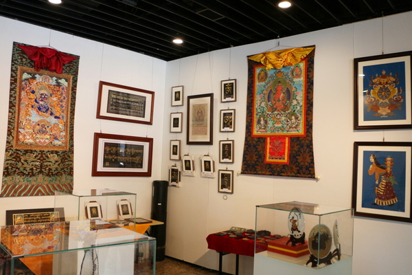此展區(qū)通過對唐卡藝術(shù)及其代表的地區(qū)文化的文創(chuàng)產(chǎn)品展示，使參觀者從不同的角度了解藏文化，讓更多的人走近唐卡藝術(shù)、了解唐卡文化。圖為文創(chuàng)產(chǎn)品展區(qū)