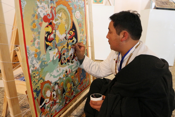 展覽內(nèi)容豐富，精彩紛呈，除了能近距離感受精美的唐卡藝術(shù)，了解唐卡藝術(shù)的發(fā)展歷程，還有機(jī)會看到唐卡畫師現(xiàn)場展示。圖為非遺體驗(yàn)區(qū)。