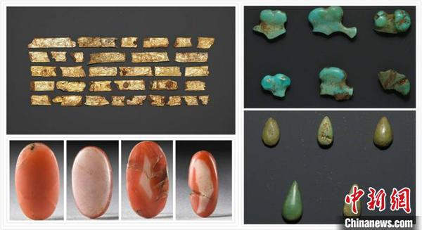 M189出土物品，左上為棺槨上的鐵胎包金飾，左下為瑪瑙丸，右上及右下為綠松石飾品。河南省文物考古研究院供圖