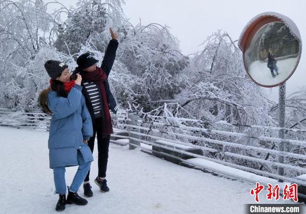 冬天的張家界別有一番韻味?！怯卤?攝