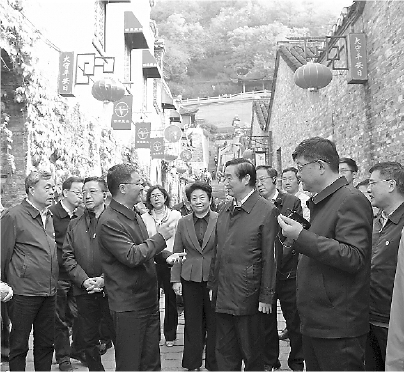 2019年4月，調(diào)研組在西津渡考察時的場景。