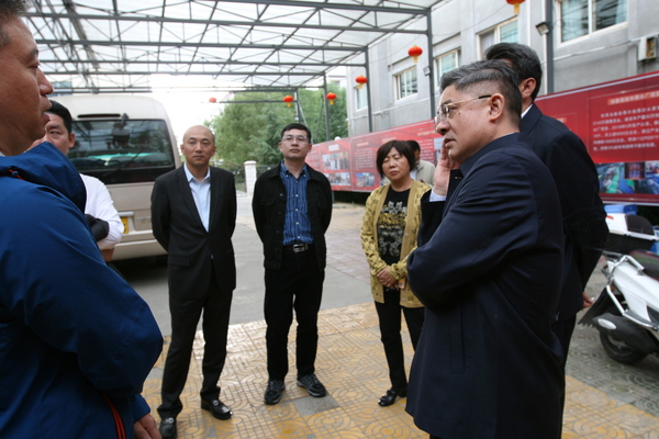 圖為劉富勇陪北京市委統(tǒng)戰(zhàn)部副部長、工商聯(lián)黨組書記趙玉金赴拉薩市及當(dāng)雄縣進(jìn)行考察