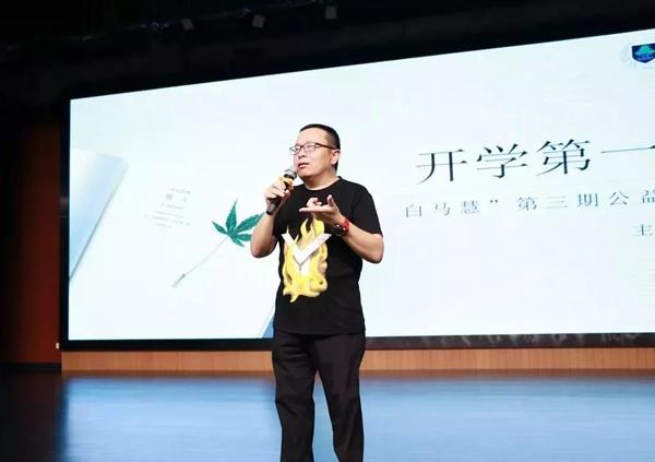 由網(wǎng)絡(luò)作家管平潮牽頭的中國網(wǎng)絡(luò)作家村政協(xié)委員會(huì)客廳，坐落于風(fēng)景秀麗的杭州白馬湖畔，集合了一批網(wǎng)絡(luò)文學(xué)的從業(yè)者。我們通過請(qǐng)進(jìn)來，走出去，開展了豐富多彩、富含行業(yè)特色、注重實(shí)效的活動(dòng)。