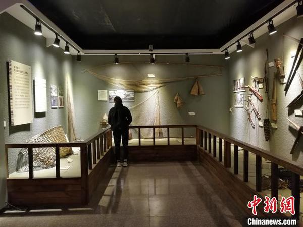 圖為獨(dú)龍族博物館展示的獨(dú)龍族生產(chǎn)生活器具?！『h(yuǎn)航 攝