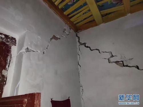 這是新疆西克爾庫勒鎮(zhèn)西克爾村一戶村民家震后景象（1月20日攝，手機照片）。 據(jù)中國地震臺網(wǎng)正式測定：2020年1月19日21時27分在新疆喀什地區(qū)伽師縣（北緯39.83度，東經(jīng)77.21度）發(fā)生6.4級地震，震源深度16千米。 圖片來源：新華網(wǎng) 李誠信 攝