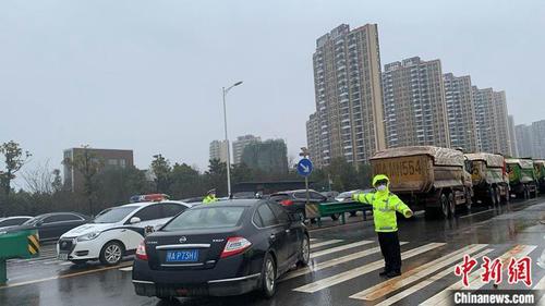 警察為工程建設(shè)保駕護(hù)航。高雷 攝