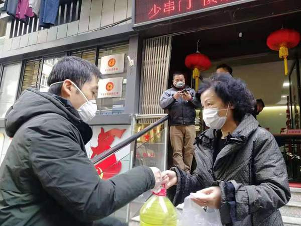 4 林桂平給開元社送去口罩、消毒水等物資。
