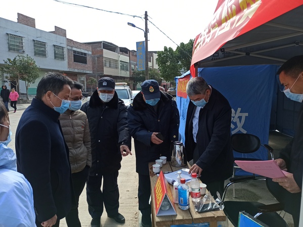1 圖為河源市政協(xié)委員吳扶峰在上陵鎮(zhèn)督導(dǎo)疫情防控工作。