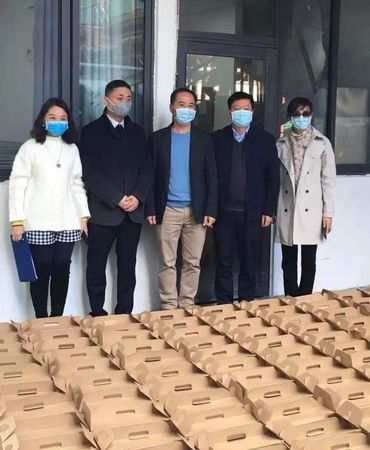 3 圖為河源市政協(xié)委員梁桂華贈送一批該公司蔬菜基地生產(chǎn)的優(yōu)質(zhì)食材給醫(yī)院。