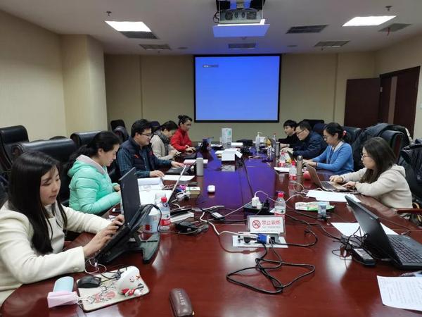 行動四-中國疾病預防控制中心新型冠狀病毒感染的肺炎疫情防控技術組副組長、傳染病處呼吸道傳染病室主任、民革黨員馮錄召研究員放棄休假，奮戰(zhàn)在防控一線，圖為馮錄召在和同事研究肺炎疫情。