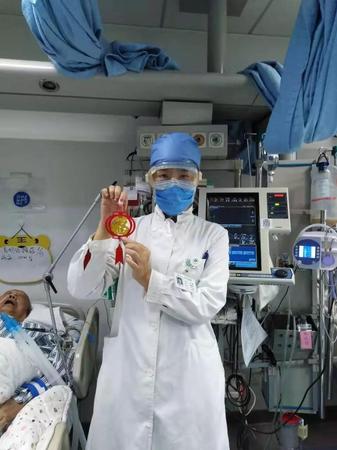 行動四-世紀壇醫(yī)院急診中心主任、民革海淀區(qū)工委王真副主委，大年三十在北京世紀壇醫(yī)院急診病房堅守崗位，并為病人送祝福。