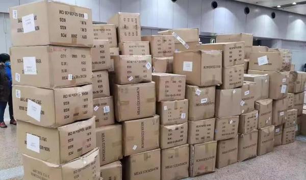 行動四-民革企業(yè)家郝澤忠聯(lián)合海航集團、北京海關等多方齊心協(xié)力協(xié)調(diào)俄羅斯華人籌集捐贈的首批30萬只口罩正式轉交受贈方。