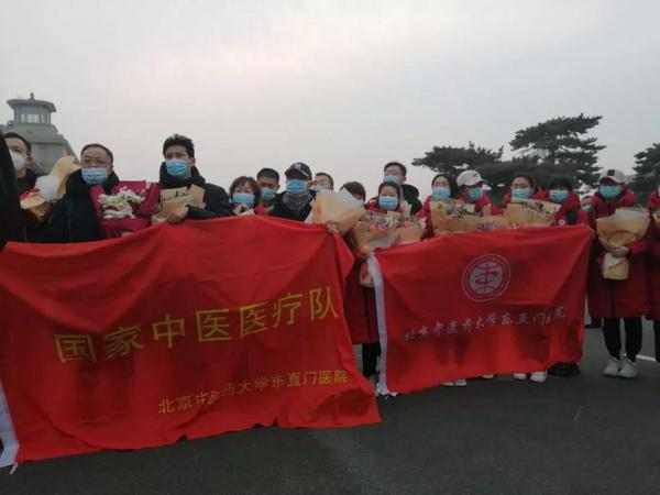 行動(dòng)五-民盟北京中醫(yī)藥大學(xué)委員會(huì)第三支部盟員、北京中醫(yī)藥大學(xué)東直門醫(yī)院針灸科副主任醫(yī)師劉寧（上圖左三）參與“國(guó)家中醫(yī)醫(yī)療隊(duì)”，1月27日已抵達(dá)湖北武漢，參與武漢中西醫(yī)結(jié)合醫(yī)院的診治工作。